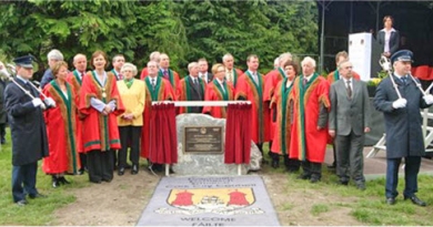 Crowd at the unveiling of a memorial plaque to name the Riverside Walk Slí Chumann na mBan on Monday, 17 April 2006, on the occasion of the 90th anniversary of the Easter Rising.