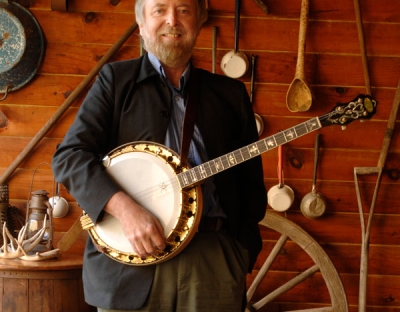 Mick Moloney holding a banjo