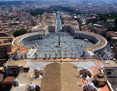 Image of St. Peter's Basilica overlooking the Piazza san Pietro
