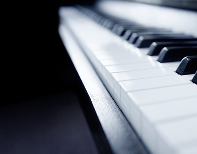Image shows a piano keyboard in black and white