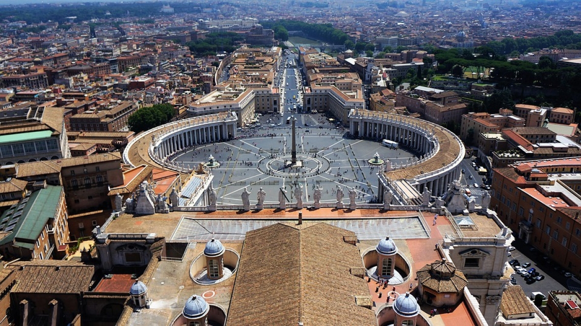 Image of St. Peter's Basilica overlooking the Piazza san Pietro